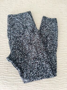Athleta Salutation Stash II pocket 7/8 legging, EUC Sm, Ltd ed print